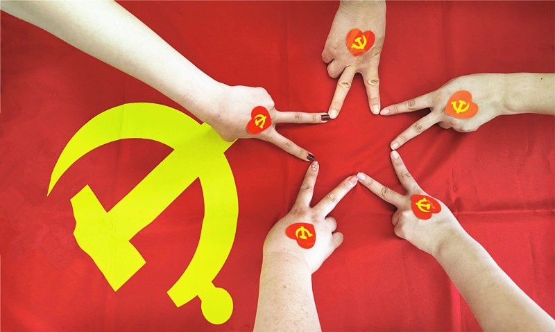 曜暉支部聯(lián)合柔光支部開展七一黨建活動